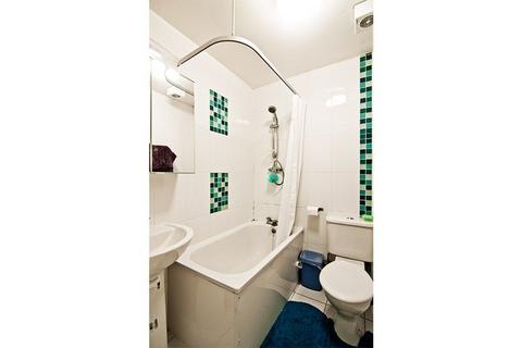 Studio to rent, Flat 2, 30 Kelso Road, LS2 9PR
