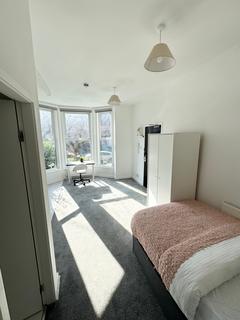 Studio to rent, Flat 1, 30 Kelso Road, LS2 9PR