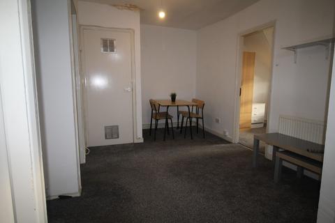 2 bedroom flat to rent, Flat 7, 30 Kelso Road, LS2 9PR