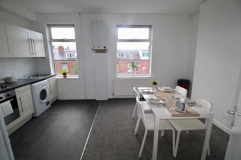 4 bedroom flat to rent, Top Flat, 30 Ebor Place, LS6 1NR