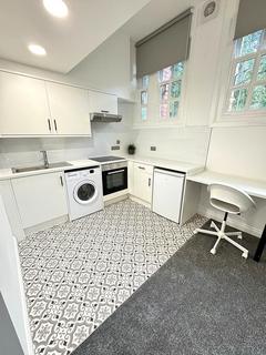 undefined, Flat 6, 221 Woodhouse Street, LS6 2UZ