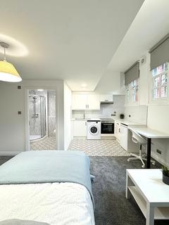 undefined, Flat 6, 221 Woodhouse Street, LS6 2UZ