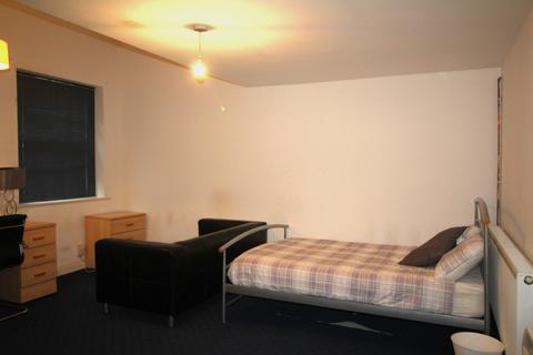 undefined, Flat 4, 221 Woodhouse Street, LS6 2UZ