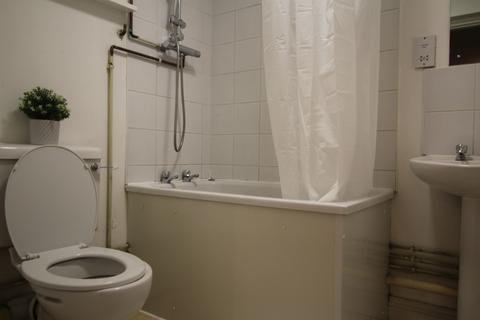 undefined, Flat 4, 221 Woodhouse Street, LS6 2UZ