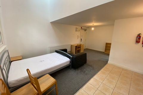 undefined, Flat 2, 221 Woodhouse Street, LS6 2UZ