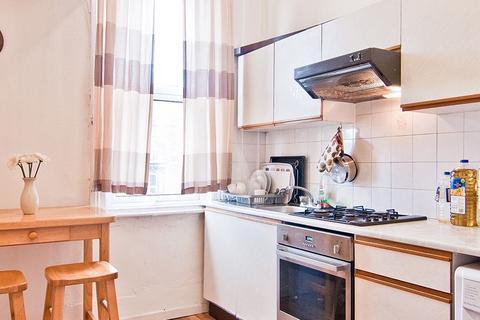 Studio to rent, Flat 4, 16 Kelso Road, LS2 9PR