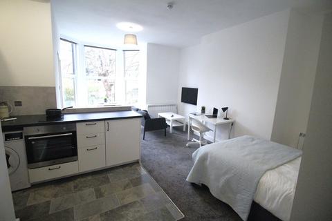 Studio to rent, Flat 2, 158 Woodsley Road, LS2 9LZ