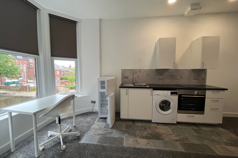 2 bedroom flat to rent, Flat 3, 158 Woodsley Road, LS2 9LZ