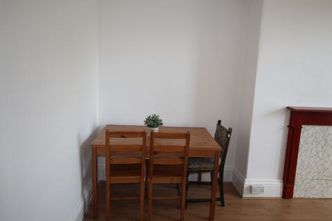 2 bedroom flat to rent, Flat 4, 12 Kelso Road, LS2 9PR