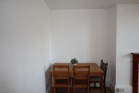 2 bedroom flat to rent, Flat 4, 12 Kelso Road, LS2 9PR