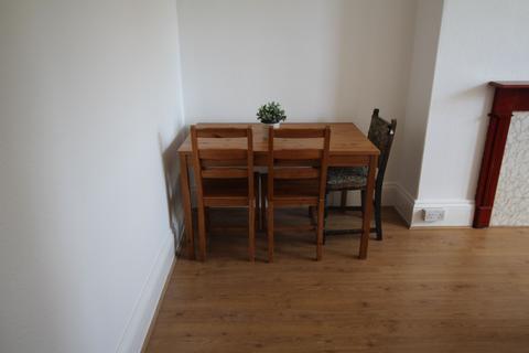 2 bedroom flat to rent, Flat 4, 12 Kelso Road, LS2 9PR