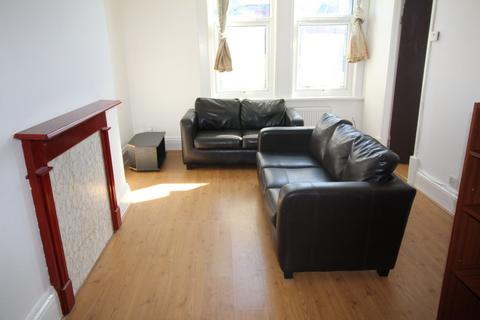 2 bedroom flat to rent, Flat 4, 12 Kelso Road, LS2 9PR
