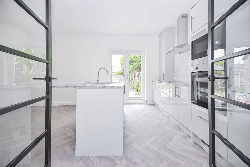 8 Manchester Road Kitchen (7).jpg