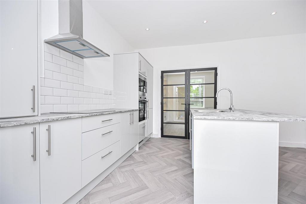 8 Manchester Road Kitchen (5).jpg