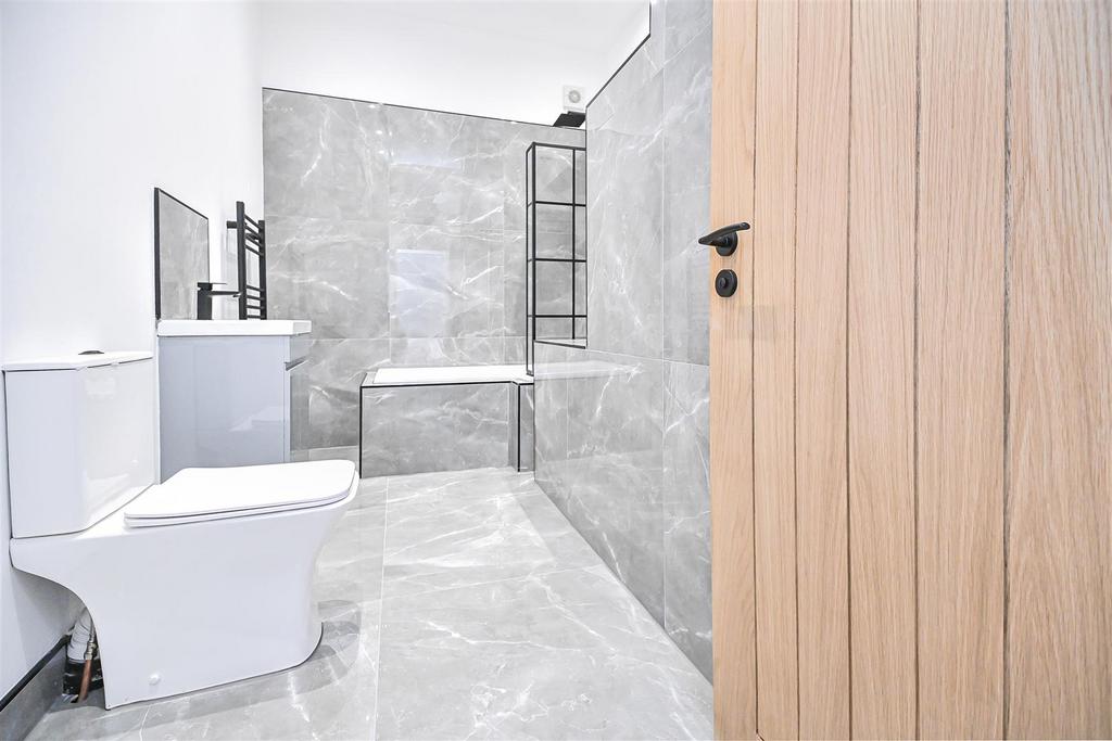 8 Manchester Road Bathroom (5).jpg