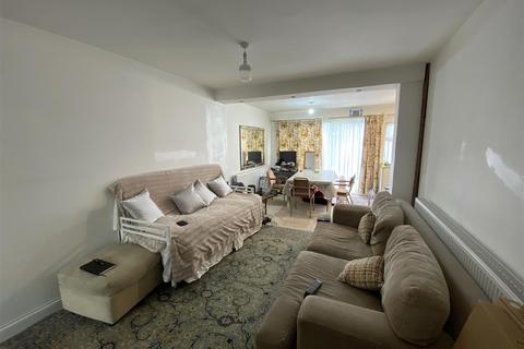 4 bedroom semi-detached house for sale, Selborne Gardens, Perivale