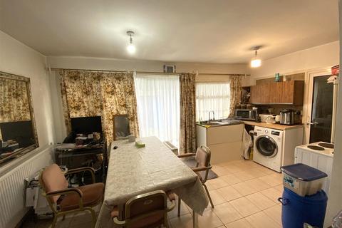 4 bedroom semi-detached house for sale, Selborne Gardens, Perivale