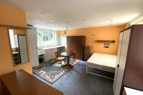4 bedroom semi-detached house for sale, Selborne Gardens, Perivale
