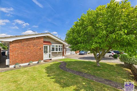 2 bedroom detached bungalow for sale, Deerhurst Close, Longfield