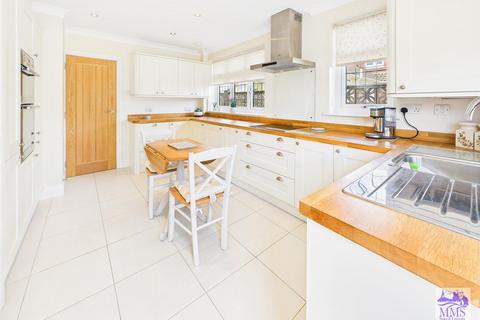 2 bedroom detached bungalow for sale, Deerhurst Close, Longfield