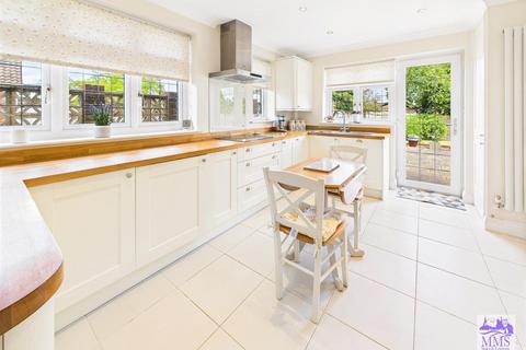 2 bedroom detached bungalow for sale, Deerhurst Close, Longfield