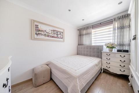 38 Hawksway, Staines-upon-thames, TW18 4RY