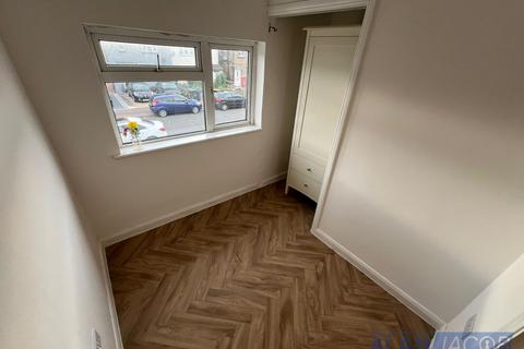 3 bedroom terraced house to rent, Crescent Road, Dagenham RM10