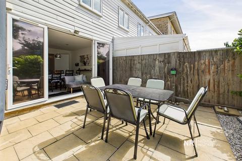 3 bedroom terraced house to rent, West Ewell KT19