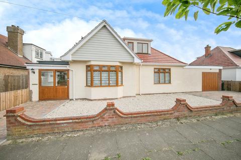 32 Cliff Road, Holland-on-sea, Clacton-on-sea, CO15 5QG