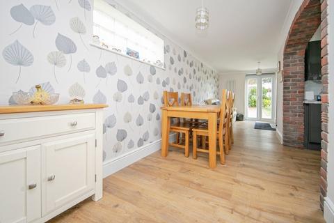 32 Cliff Road, Holland-on-sea, Clacton-on-sea, CO15 5QG