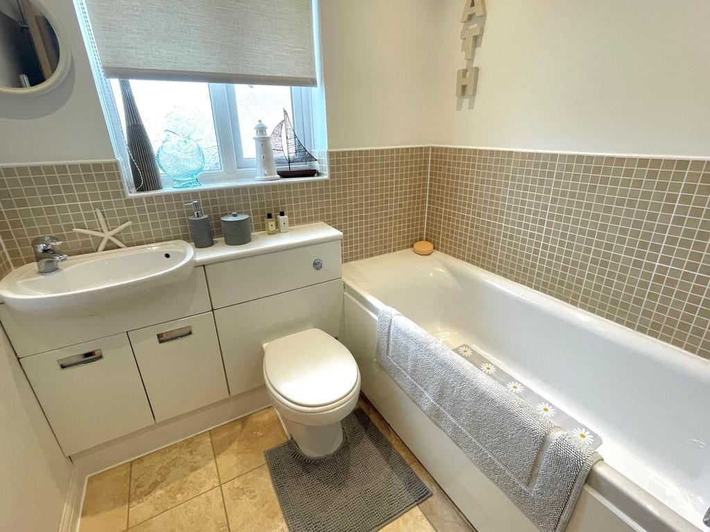 27 The Poplars Bathroom