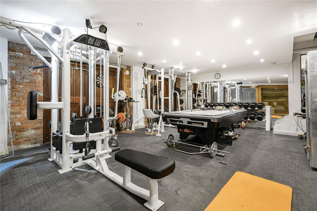 Garage / Gym