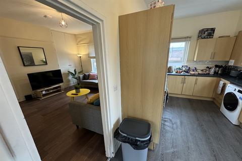 1 bedroom in a flat share to rent, Rms @ High Road, Beeston, NG9 2LF