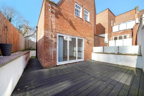 2 bedroom flat for sale, Station Approach, Tadworth, Surrey, KT20