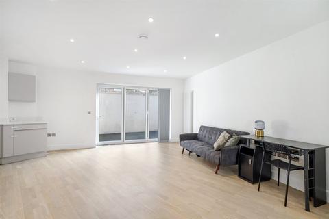 2 bedroom flat for sale, Station Approach, Tadworth, Surrey, KT20