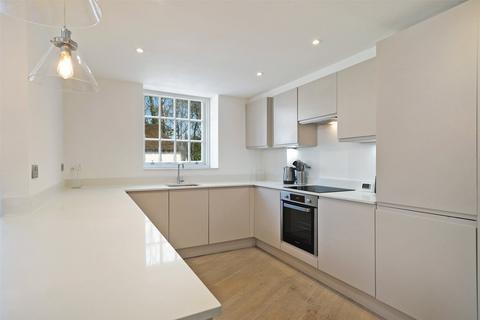 2 bedroom flat for sale, Station Approach, Tadworth, Surrey, KT20