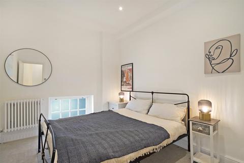 2 bedroom flat for sale, Station Approach, Tadworth, Surrey, KT20