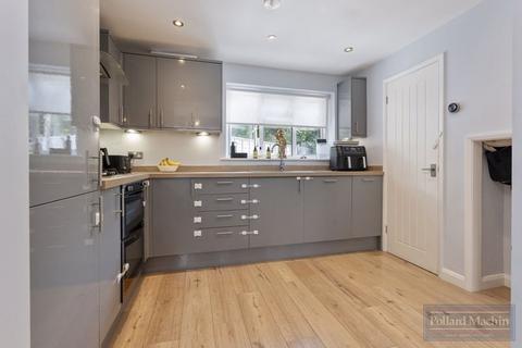 84 Elizabeth Crescent, East Grinstead, RH19 3JQ