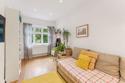 15 Southmont Road, Esher, KT10 9BG