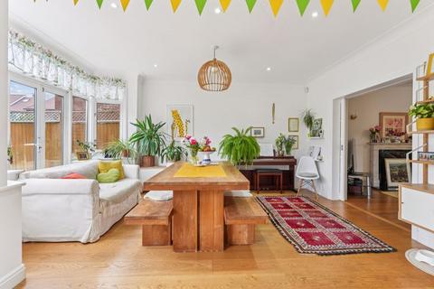 15 Southmont Road, Esher, KT10 9BG