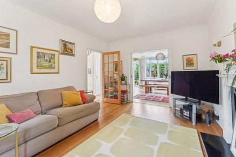 15 Southmont Road, Esher, KT10 9BG