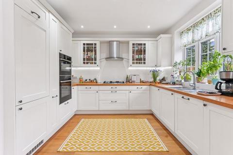 15 Southmont Road, Esher, KT10 9BG