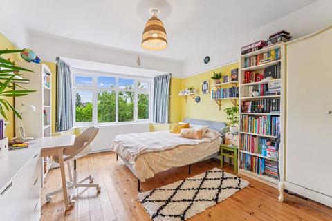 15 Southmont Road, Esher, KT10 9BG