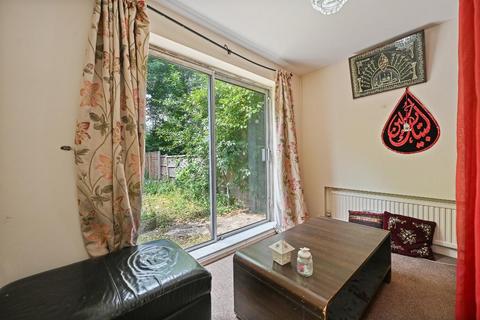 3 bedroom flat for sale, London NW2