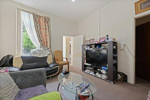 3 bedroom flat for sale, London NW2