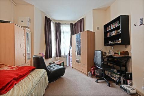 3 bedroom flat for sale, London NW2