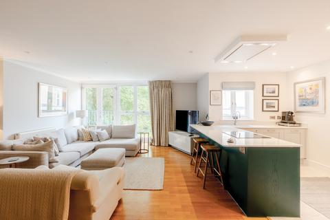 3 bedroom flat for sale