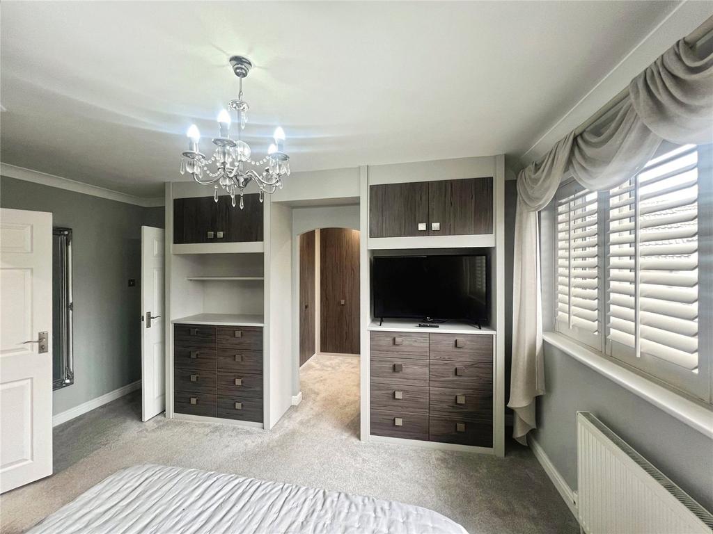 Master Bedroom (2)