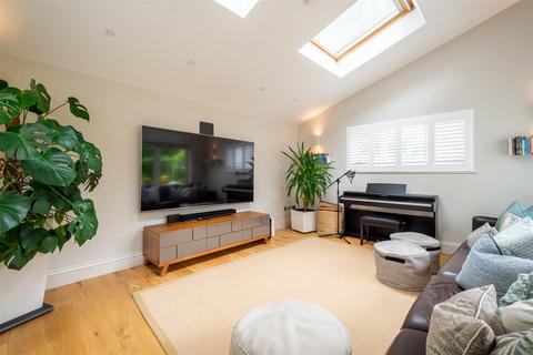 14 Manor Way, Failand, Bristol, BS8 3UY