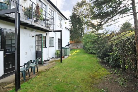 21 Conifers Close, Teddington, TW11 9JG